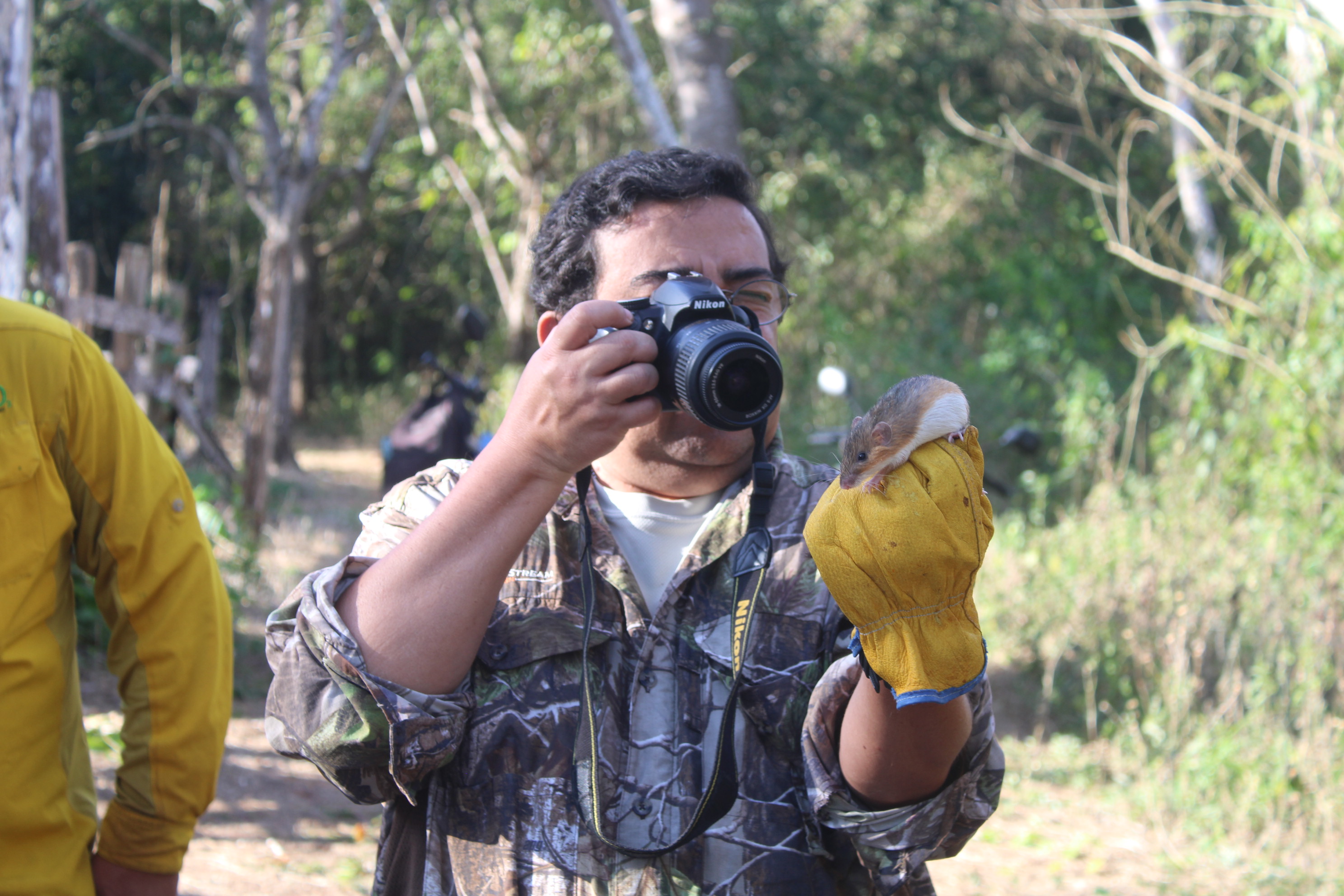 The trainer is providing a biodiversity monitoing workshop for a groupl of local people in Dziuché, Mexico