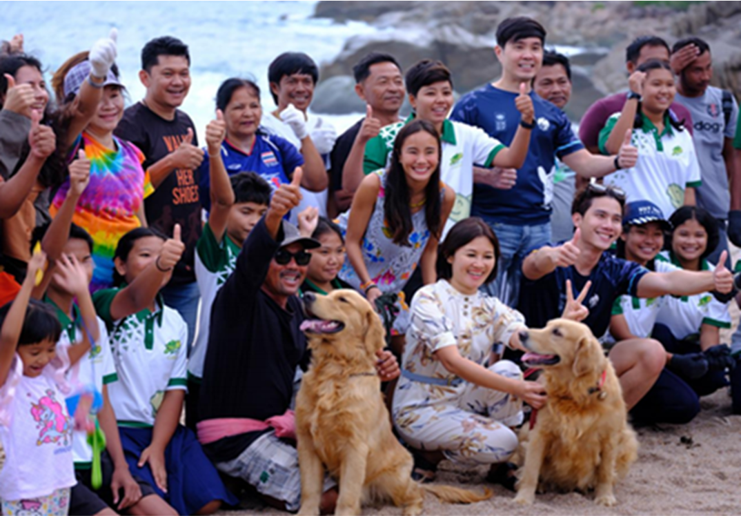 group photo during beach cleaning.png